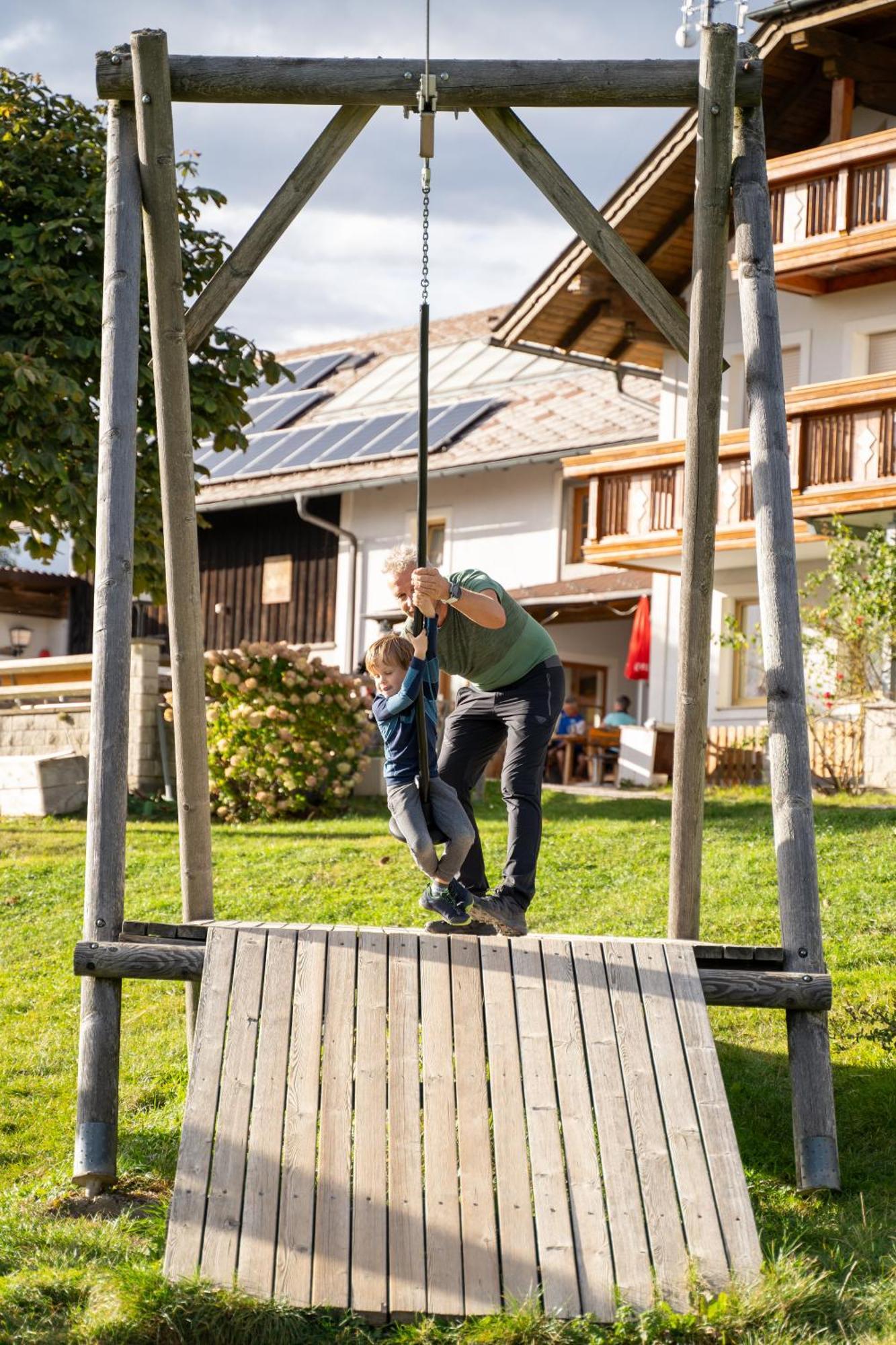 Holzhaus "Zum Schwarz'N" Apartment Aurach am Hongar Exterior foto
